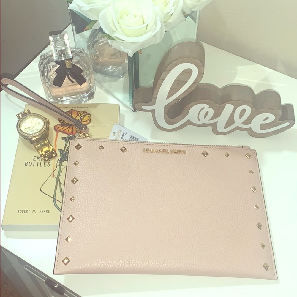 MICHAEL KORS JET SET TRAVEL STUDDED WRISTLET💕💕